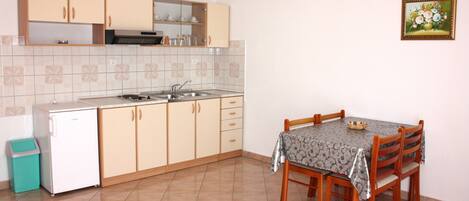 Apartment, 1 Bedroom (2) | Private kitchenette | Fridge, stovetop, coffee/tea maker, electric kettle