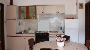 Apartment, 3 Schlafzimmer (C 4+1) | Eigene Küche | Kühlschrank, Herdplatte, Wasserkocher, Kochgeschirr/Geschirr/Besteck