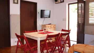 Apartment, 3 Bedrooms (C 6+2) | Living room | TV