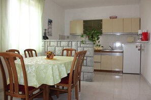 Apartment, 2 Schlafzimmer | Essbereich im Zimmer