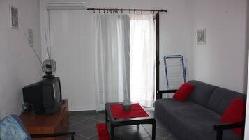 Apartment, 3 Bedrooms | Living room | TV