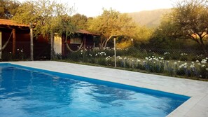 Outdoor pool, pool umbrellas, pool loungers - Descanso puntano (Carpintería)