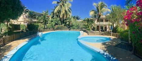 Una piscina al aire libre