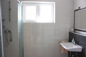 Appartement, 3 chambres | Salle de bain | Douche, serviettes fournies, papier de toilette