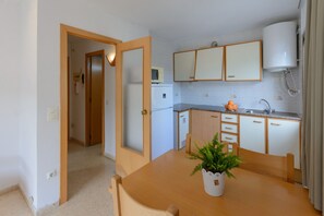 Kühlschrank, Mikrowelle, Wasserkocher mit Kaffee-/Teezubehör, Toaster