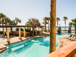 Innendørsbasseng og utendørsbasseng