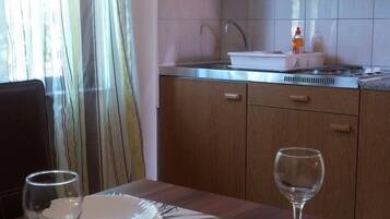 Apartment, 2 Schlafzimmer | Eigene Küche | Großer Kühlschrank, Mikrowelle, Herdplatte, Wasserkocher