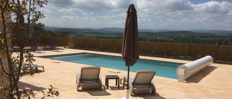 Een buitenzwembad en een verwarmd zwembad