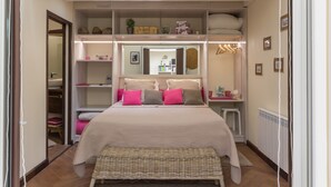 Quadruple Room (Cilaos) | Desk, individually decorated, individually furnished, bed sheets - L'Isle de France (Conflans-Sainte-Honorine)