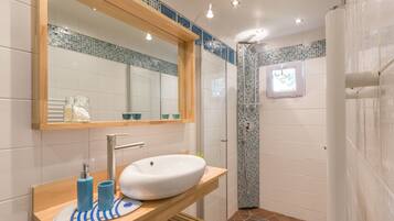 Quadruple Room (Honorine) | Bathroom | Free toiletries, hair dryer, towels