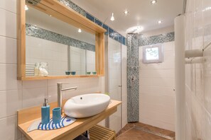 Quadruple Room (Honorine) | Bathroom