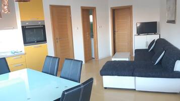 Lejlighed - 2 soveværelser | Stue | Fladskærms-tv