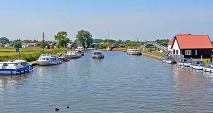 Outstanding 3 Bedroom Chalet, walk to beach, nr Gt Yarmouth & Norfolk Broads