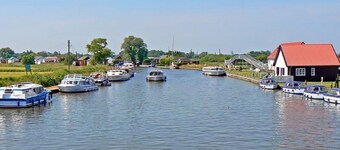 Outstanding 3 Bedroom Chalet, walk to beach, nr Gt Yarmouth & Norfolk Broads