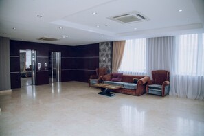 Lobby sitting area - Royal Vista Hotel (Baku)