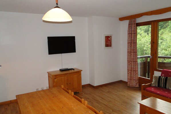 Interior - 1 Bed Apt, Sleeps 5, Sauna, Wifi, Covered Parking, Kitchenette, Close to Slopes (La Tania)