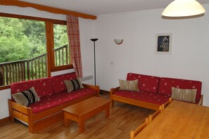 TV, DVD player, video library - 1 Bed Apt, Sleeps 5, Sauna, Wifi, Covered Parking, Kitchenette, Close to Slopes (La Tania)