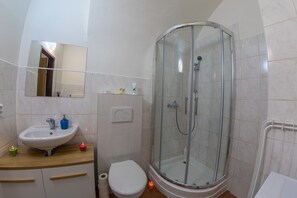 Dusche, Haartrockner, Handtücher, Seife