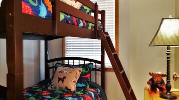 4 bedrooms, desk, iron/ironing board, WiFi