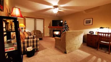 Smart TV, fireplace