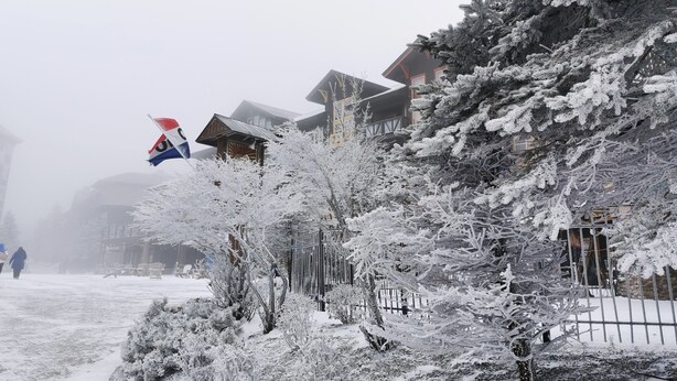 A snow-covered outdoor area with buildings and a flag. - ❤️Great WiFi. Beautiful Home for a Ski Getaway. 15% off of ski rentals  (Snowshoe)