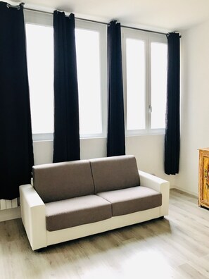 Apartamento, 1 habitación | Zona de estar | Televisión LCD de 60 cm con canales digitales, una televisión