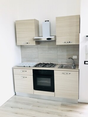 Apartment, 1 Schlafzimmer | Eigene Küche | Großer Kühlschrank, Herdplatte, Wasserkocher mit Kaffee-/Teezubehör