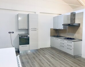 Lägenhet - 2 sovrum - 2 badrum | Eget kök | Stort kylskåp, spishäll, kaffe- och tebryggare och grytor/köksredskap