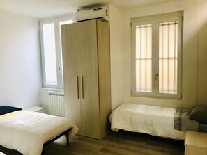 2 bedrooms, desk, free WiFi - Humanitas Apartment (Milan)