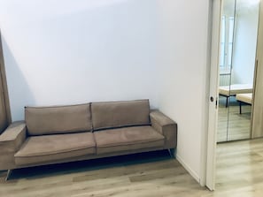 Lejlighed - 2 soveværelser - 2 badeværelser | Opholdsområde | 60-centimeters LCD-tv med digitale kanaler, tv