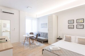 Apartment (0 Bedroom) | Desk, laptop workspace, iron/ironing board, free WiFi - Bright and Modern Main Square Studio (Zagreb)