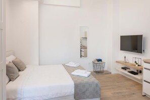 Desk, laptop workspace, iron/ironing board, free WiFi - Bright and Modern Main Square Studio (Zagreb)