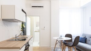 Apartment (0 Bedroom) | Private kitchen | Fridge, oven, stovetop, cookware/dishes/utensils - Bright and Modern Main Square Studio (Zagreb)