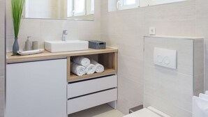 Apartment (0 Bedroom) | Bathroom | Hair dryer, towels, soap, shampoo - Bright and Modern Main Square Studio (Zagreb)