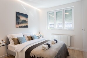 مكتب ومساحة عمل للكمبيوتر المحمول وستائر تعتيم وتجهيزات عازلة للصوت