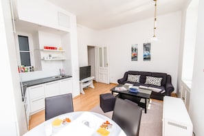 Appartement (3 Bedrooms) | Salle de séjour | Télévision à écran plasma de 43 pouces avec chaînes par câble