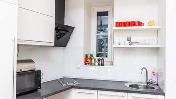 Apartment (3 Bedrooms) | Private kitchen | Fridge, microwave, oven, stovetop