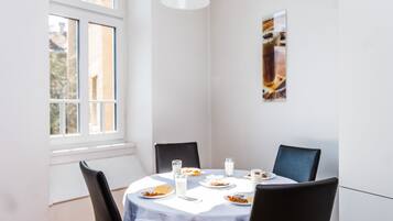 Apartment (3 Bedrooms) | Private kitchen | Fridge, microwave, oven, stovetop