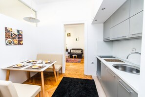 Huoneisto (3 Bedrooms) | Yksityinen keittiö | Jääkaappi, mikroaaltouuni, uuni, liesi