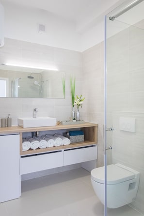 Studio (0 Bedroom) | Bathroom | Shower, free toiletries, hair dryer, towels