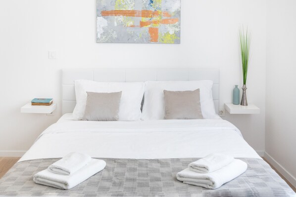 Stúdió (0 Bedroom) | Íróasztal, laptophoz jól használható munkafelület és vasaló/vasalódeszka