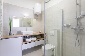 Departamento (0 Bedroom) | Baño | Regadera, secadora de cabello, toallas, jabón 