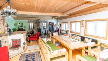 Panoramic House, 6 Bedrooms, Private Pool, Mountain View (6 Bedrooms) | Living room | 32-inch LCD TV with digital channels, TV