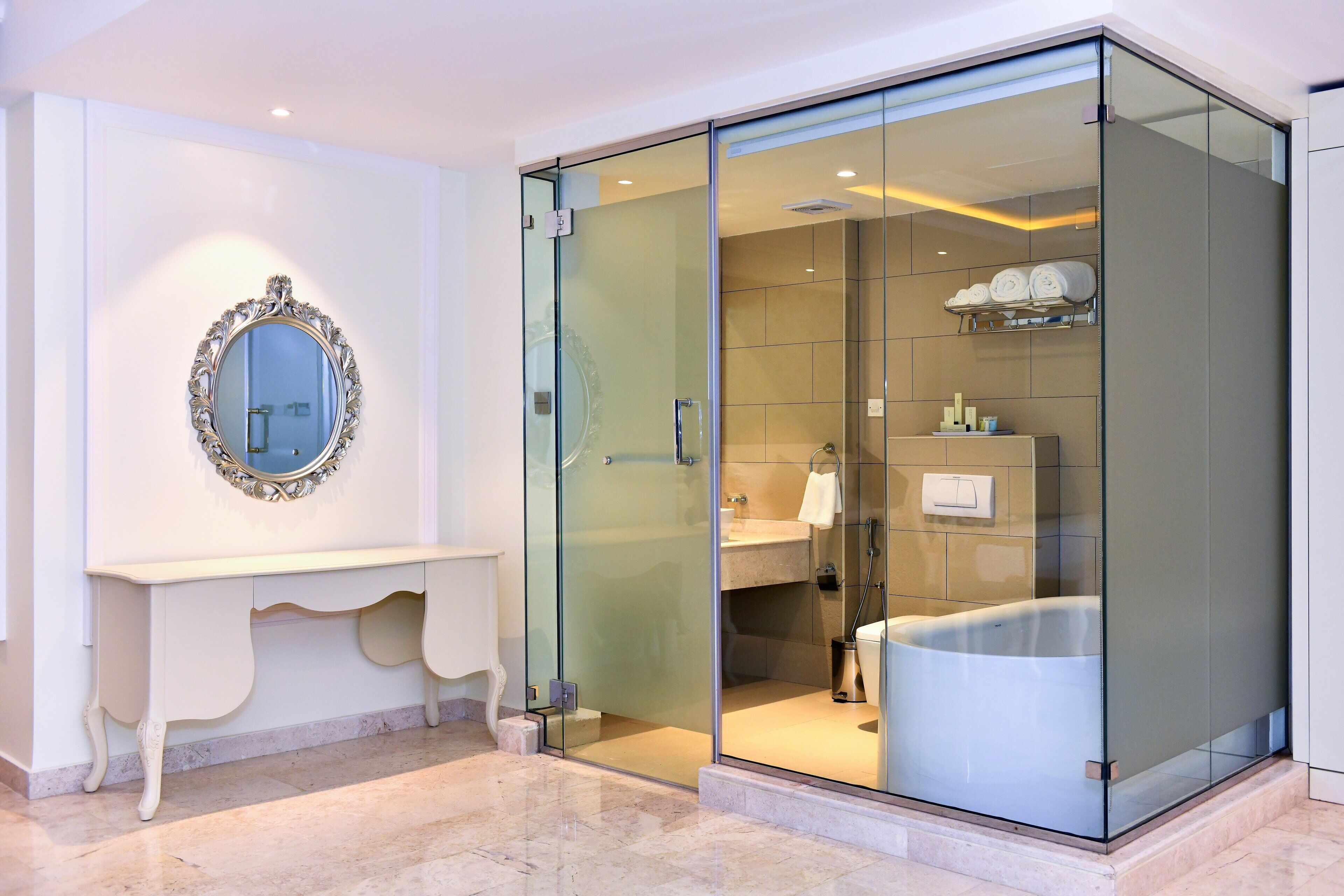 Suite junior, 1 cama de matrimonio grande, no fumadores (Aircondition) | Baño | Secador de pelo, albornoces, zapatillas y toallas