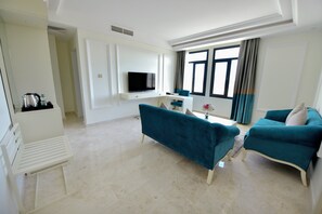 스위트, 침실 1개, 금연 (Aircondition) | 저자극성 침구, 미니바, 객실 내 금고, 책상