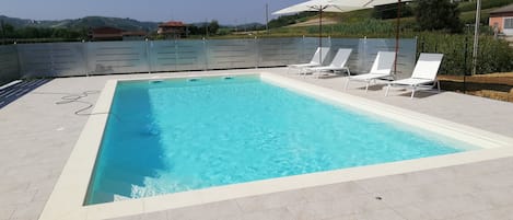 Una piscina al aire libre de temporada