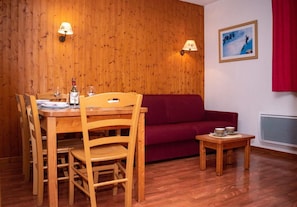 Dining - 300m from shops, 2nd floor, swimming pool, sauna, balcony, parking, tv, ski locker, 45m² (Le Dévoluy)