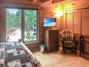 2 soverom, skrivebord, strykejern/-brett og wi-fi (inkludert)