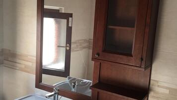 Economy-Doppelzimmer, eigenes Bad (External) | Badezimmer