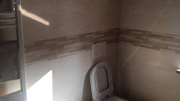 Chambre Double Standard | Salle de bain | Douche, articles de toilette gratuits, sĂšche-cheveux, bidet